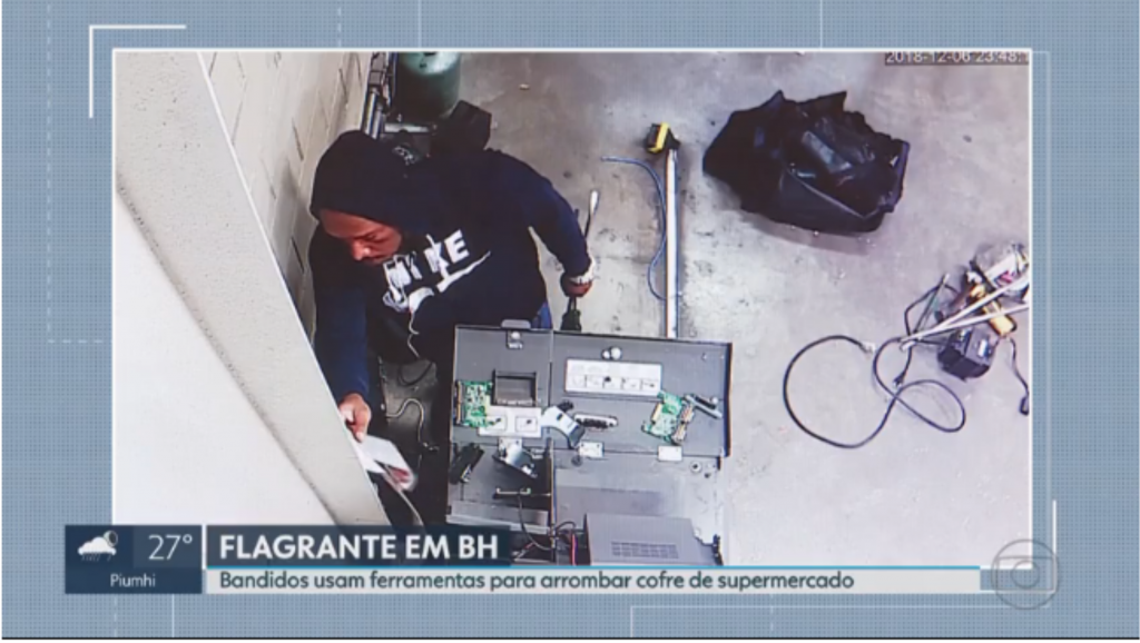 Câmeras registram assalto com arrombamento de cofre em supermercado de BH
